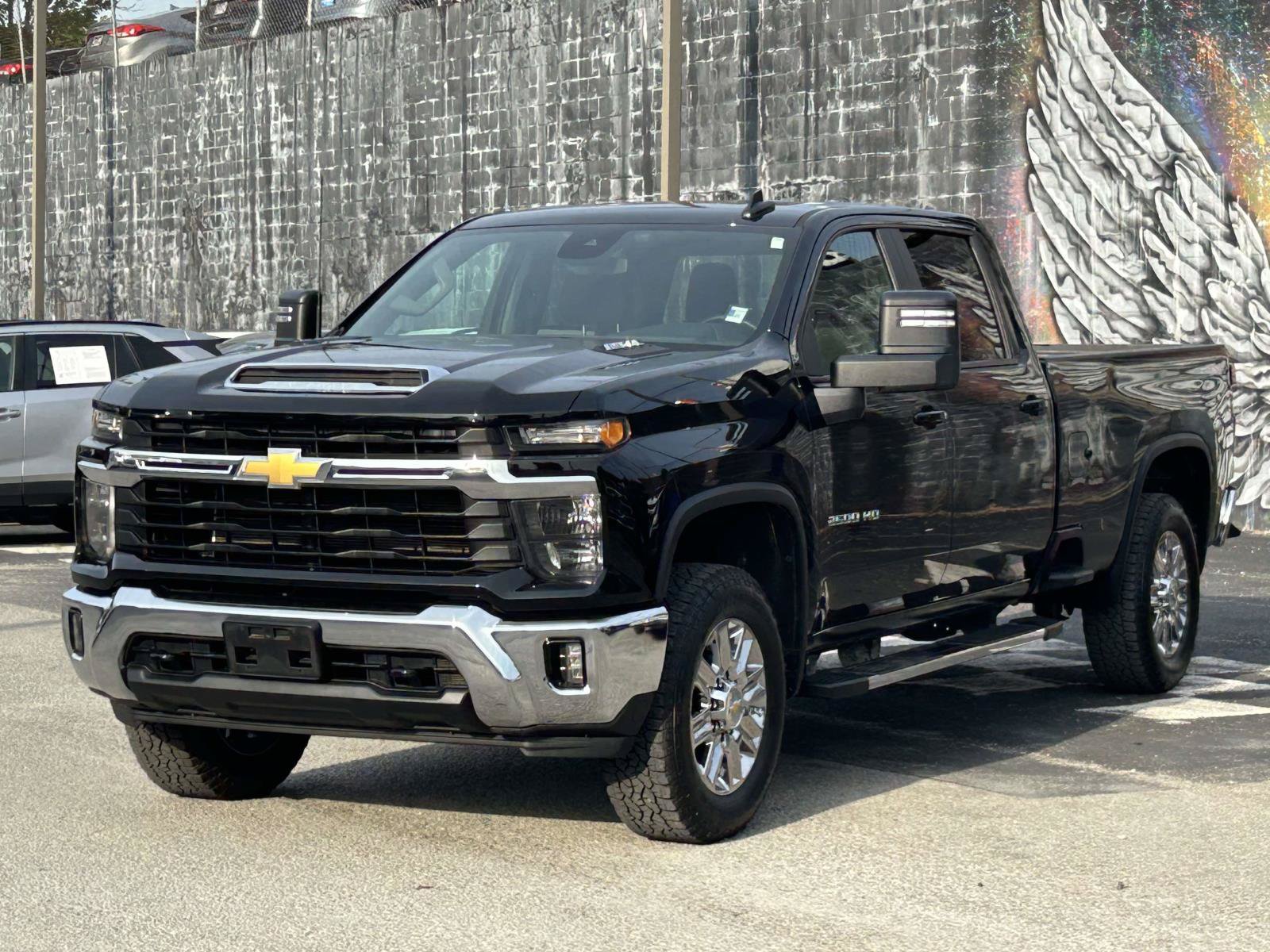 Used 2025 Chevrolet Silverado 2500 LT w/ Convenience Package AWD/4WD image 3