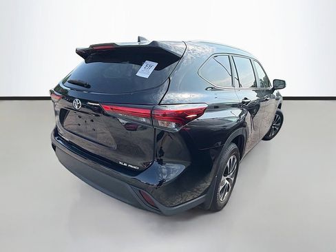 Used 2023 Toyota Highlander XLE AWD/4WD image 8