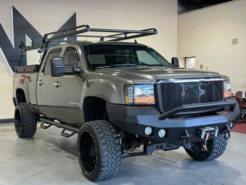 Used 2009 GMC Sierra 2500 SLT w/ Entertainment Package AWD/4WD image 2