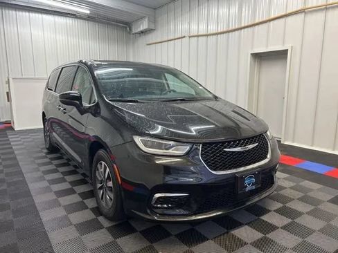 Used 2023 Chrysler Pacifica Touring-L FWD image 2