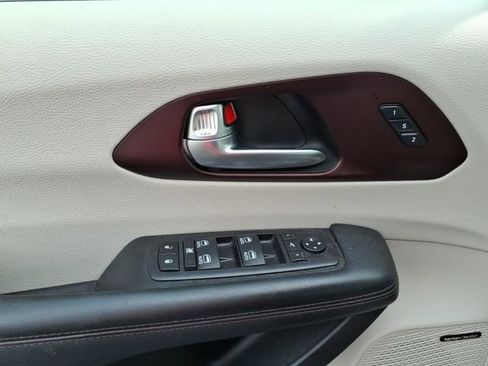 Used 2019 Chrysler Pacifica Limited FWD image 11