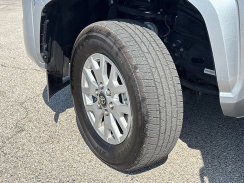 Used 2025 Toyota Tacoma SR5 AWD/4WD image 12