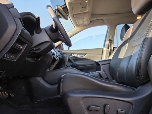 Used 2018 Nissan Rogue SL w/ Premium Package image 11