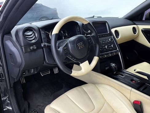 Used 2016 Nissan GT-R Premium image 19