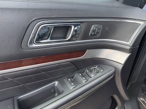 Used 2019 Ford Explorer Platinum image 23