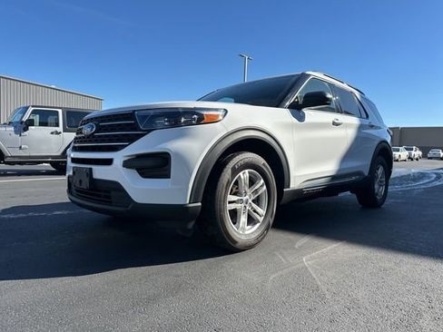 Used 2023 Ford Explorer XLT image 3
