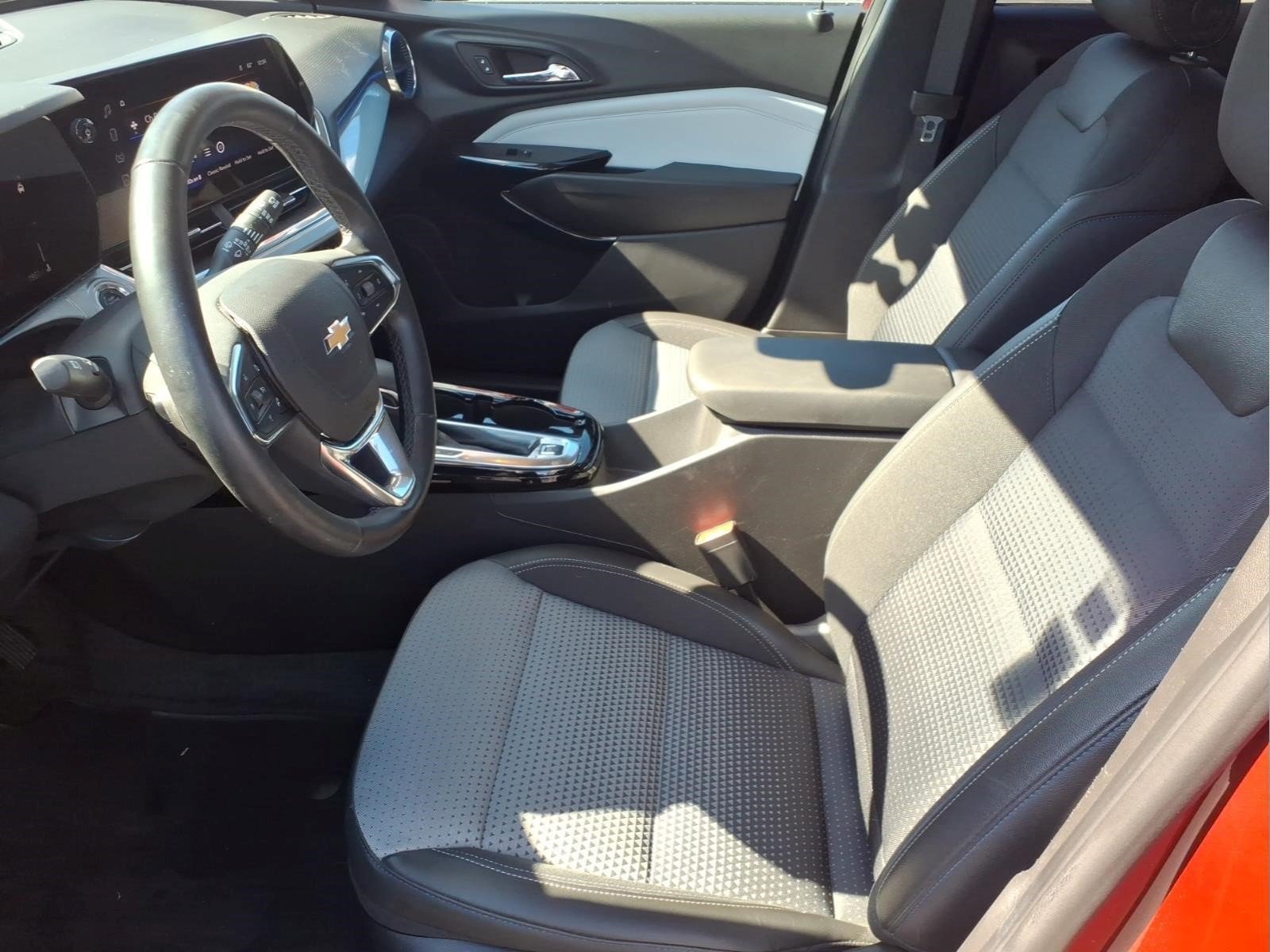 Used 2025 Chevrolet Trax LT w/ Sunroof Package FWD image 7