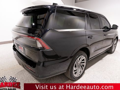Used 2025 Lincoln Navigator Reserve AWD/4WD image 5