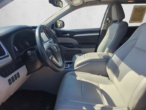 Used 2016 Toyota Highlander XLE image 16
