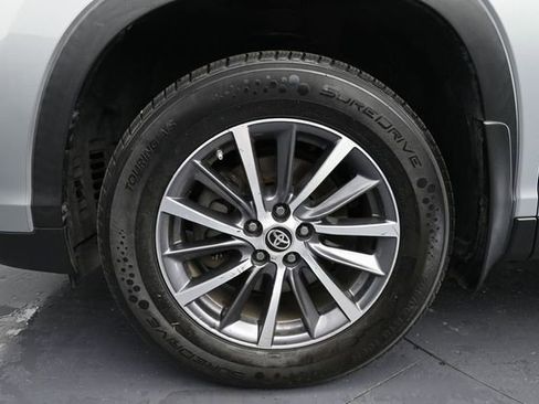 Used 2019 Toyota Highlander XLE FWD image 24