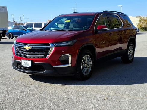 Used 2023 Chevrolet Traverse LT image 2