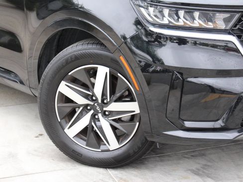 Used 2023 Kia Sorento S w/ Panoramic Sunroof Package image 3