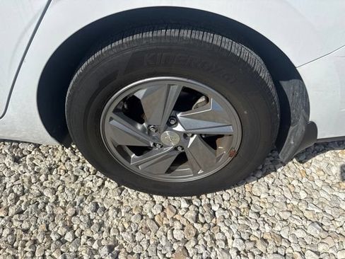 Certified 2024 Hyundai Elantra SE FWD image 11