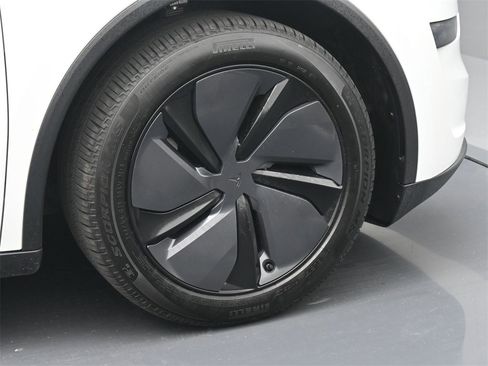 Used 2026 Tesla Model Y Long Range image 6