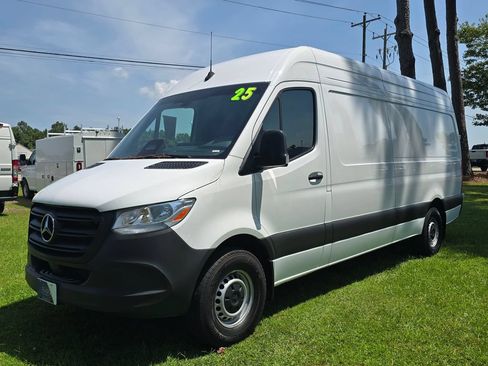 Used 2025 Mercedes-Benz Sprinter 2500 image 1