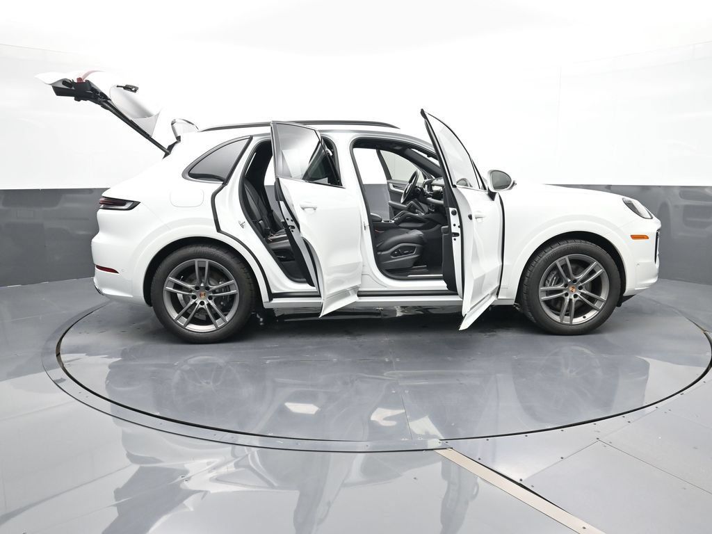 Certified 2025 Porsche Cayenne AWD/4WD image 33