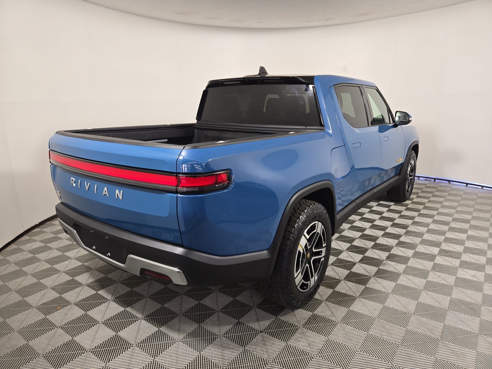 Used 2022 Rivian R1T Adventure AWD/4WD image 5