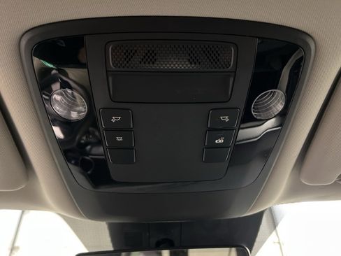 Used 2023 Kia Carnival LX image 23