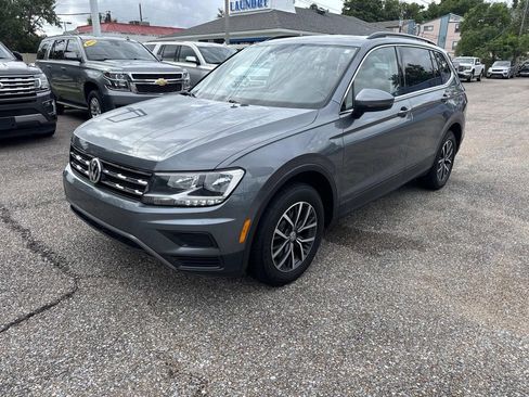 Used 2019 Volkswagen Tiguan SE w/ Panoramic Sunroof Package FWD image 3