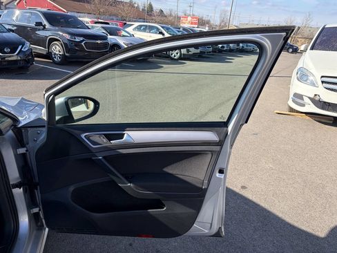 Used 2016 Volkswagen e-Golf SE w/ DC Fast Charging Package image 22