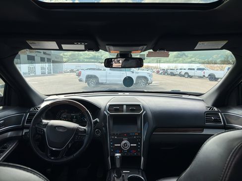 Used 2017 Ford Explorer Platinum image 14