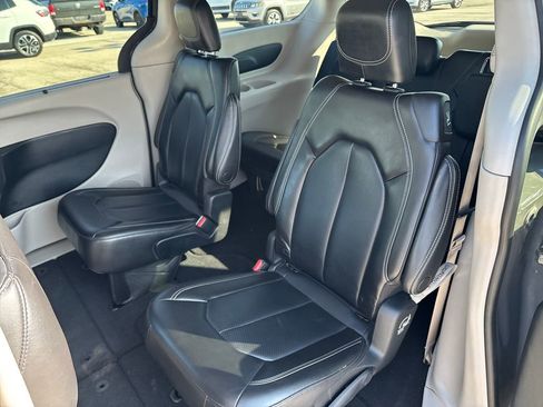 Used 2023 Chrysler Pacifica Touring-L image 27