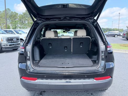Used 2025 Jeep Grand Cherokee Limited w/ Luxury Tech Group II RWD image 9
