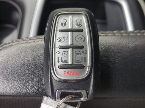 Used 2023 Chrysler Pacifica Touring-L image 31