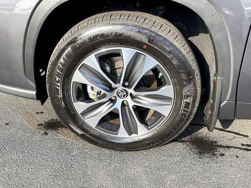 Certified 2025 Toyota Highlander XLE image 8