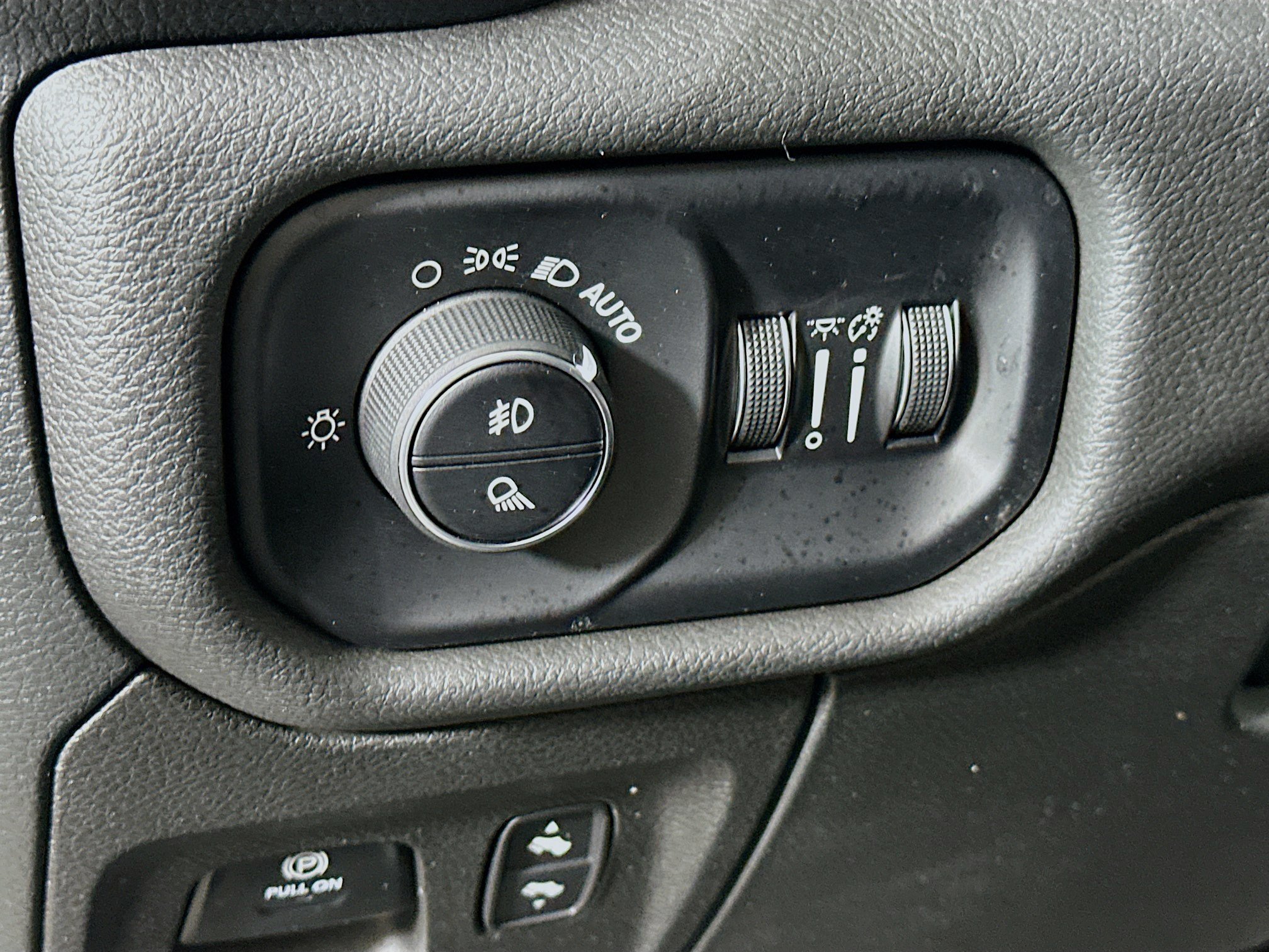 Used 2024 RAM 1500 Laramie AWD/4WD image 17