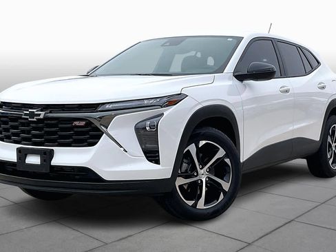 Certified 2025 Chevrolet Trax RS w/ Driver Confidence Package image 2