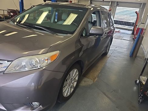 Used 2011 Toyota Sienna Limited w/ Premium Pkg AWD/4WD image 6