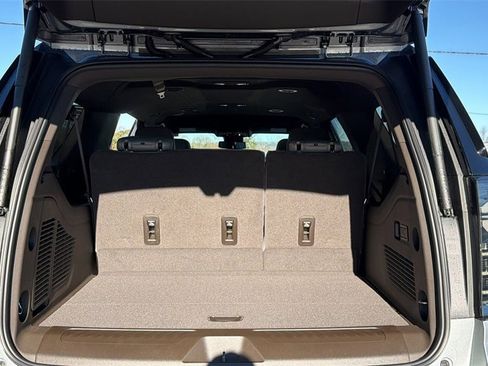 New 2026 Chevrolet Suburban LT image 9