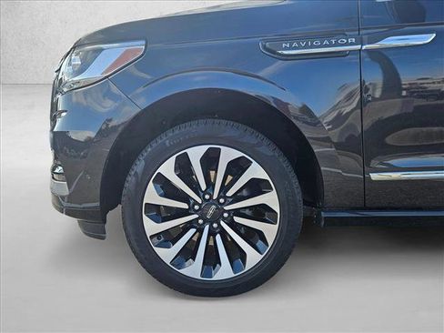 Used 2024 Lincoln Navigator Reserve image 9