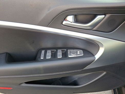 Used 2025 Genesis G70 2.5T image 10