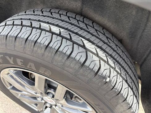 Used 2019 GMC Acadia SLT AWD/4WD image 8