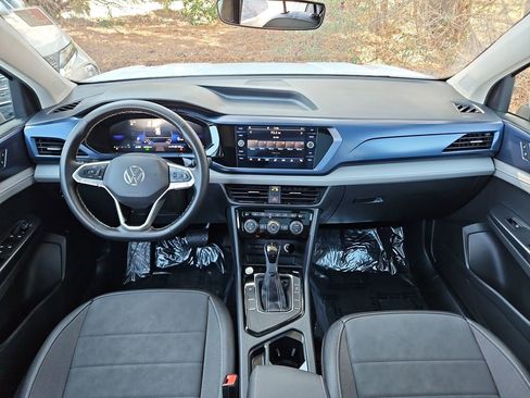 Used 2024 Volkswagen Taos SE image 9