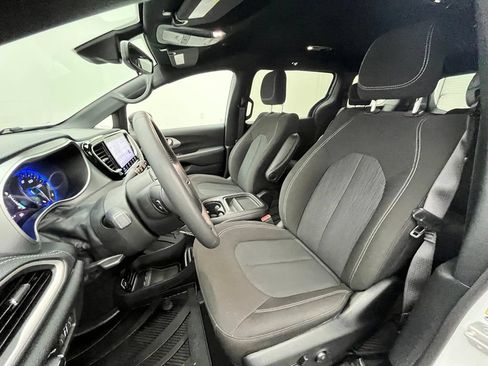 Used 2023 Chrysler Pacifica Touring FWD image 19
