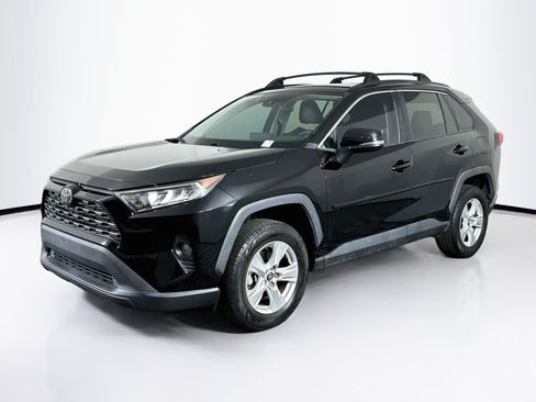 Used 2020 Toyota RAV4 XLE w/ Convenience Package FWD image 3