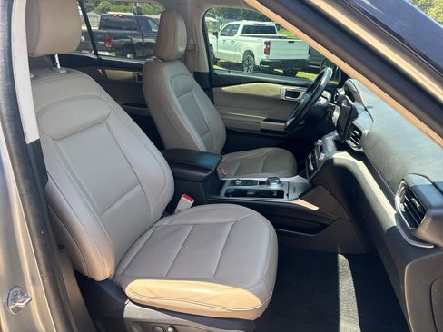 Used 2023 Ford Explorer XLT w/ Equipment Group 202A AWD/4WD image 18
