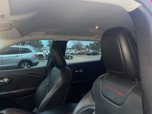 Used 2019 Jeep Cherokee Trailhawk image 9