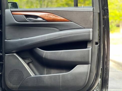 Used 2018 Cadillac Escalade ESV Luxury RWD image 18