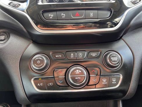 Used 2019 Jeep Cherokee Limited w/ Luxury Group FWD image 20