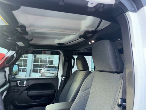 Used 2025 Jeep Gladiator Sport image 15