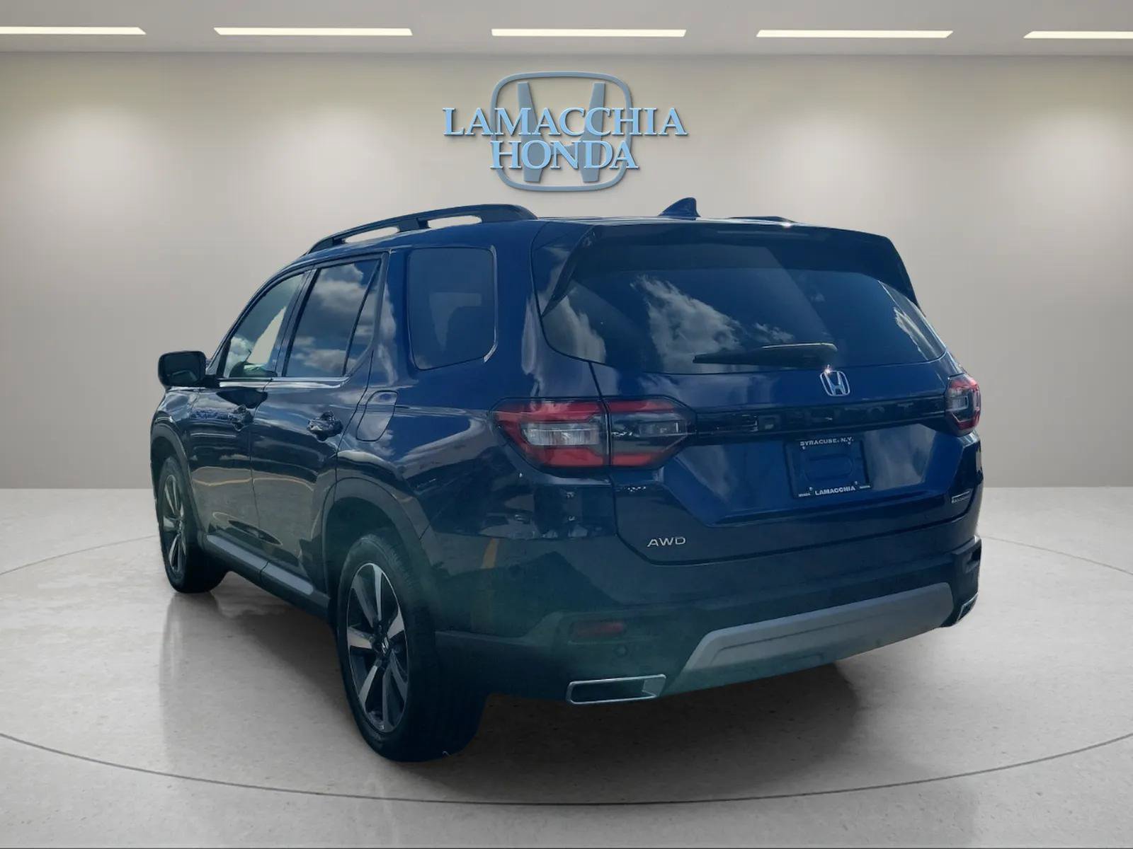 Used 2025 Honda Pilot Touring image 3