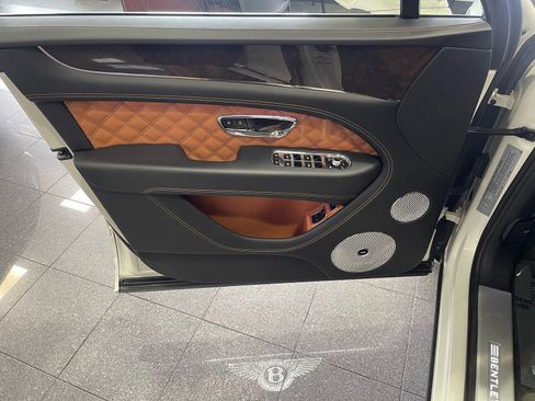 Used 2022 Bentley Bentayga AWD/4WD image 24