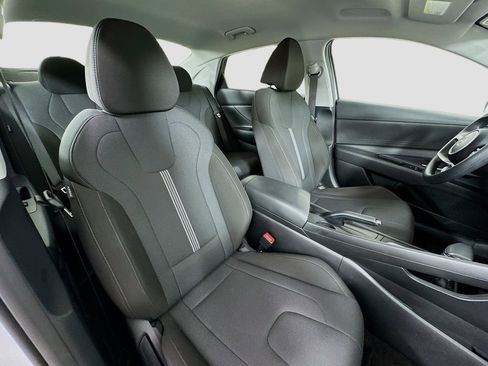 Certified 2025 Hyundai Elantra SE image 27