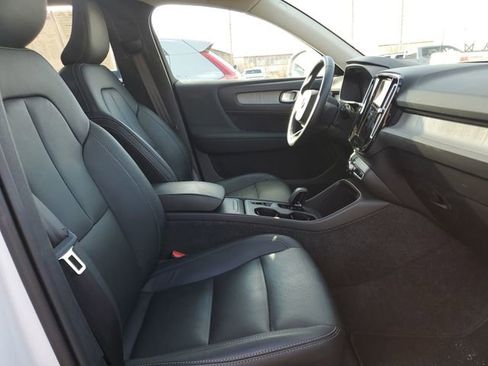 Used 2025 Volvo XC40 B5 Core image 27