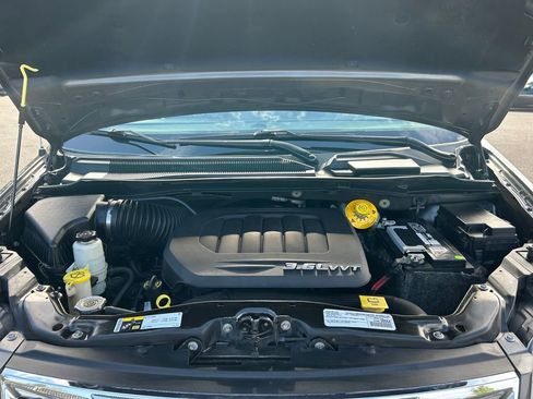 Used 2016 Chrysler Town & Country Touring FWD image 29