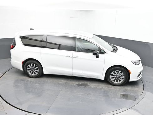 Used 2024 Chrysler Pacifica Limited FWD image 15